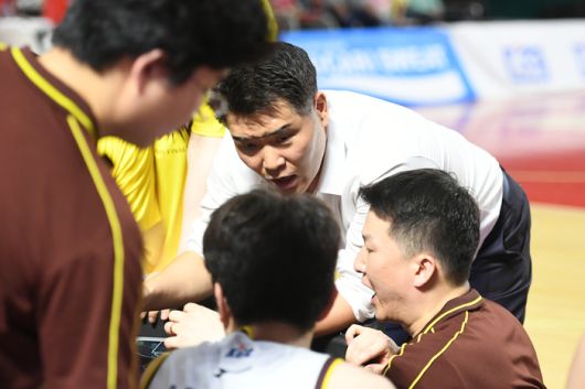 LG 조상현 감독이 17일 잠실학생체육관에서 열린 2024~2025 KCC 프로농구 챔피언결정전 SK와 경기에서 작전 지시를 하고 있다. 사진 | KBL