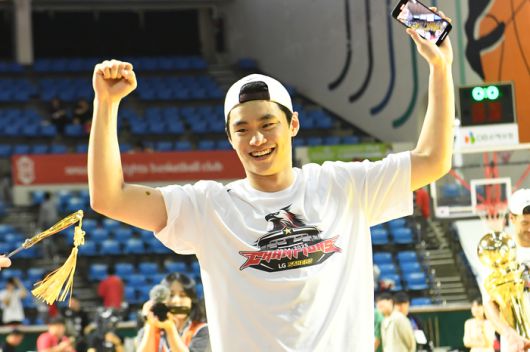 창원 LG 유기상이 17일 잠실학생체육관에서 열린 2024~2025 KCC 프로농구 챔피언결정전 7차전 SK전 승리로 우승을 차지한 후 환호하고 있다. 사진 | KBL