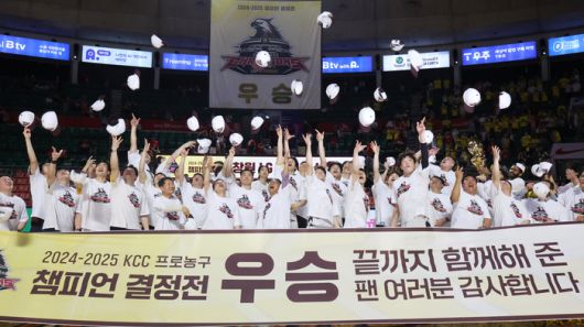 우승 기뻐하는 LG세이커스.   2025.5.17 연합뉴스