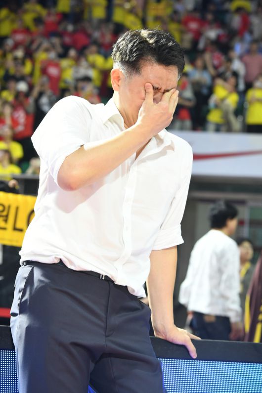창원 LG 조상현 감독이 17일 잠실학생체육관에서 열린 2024~2025 KCC 프로농구 챔피언결정전 7차전 SK전 승리로 우승을 차지한 후 뜨거운 눈물을 흘리고 있다. 사진 | KBL
