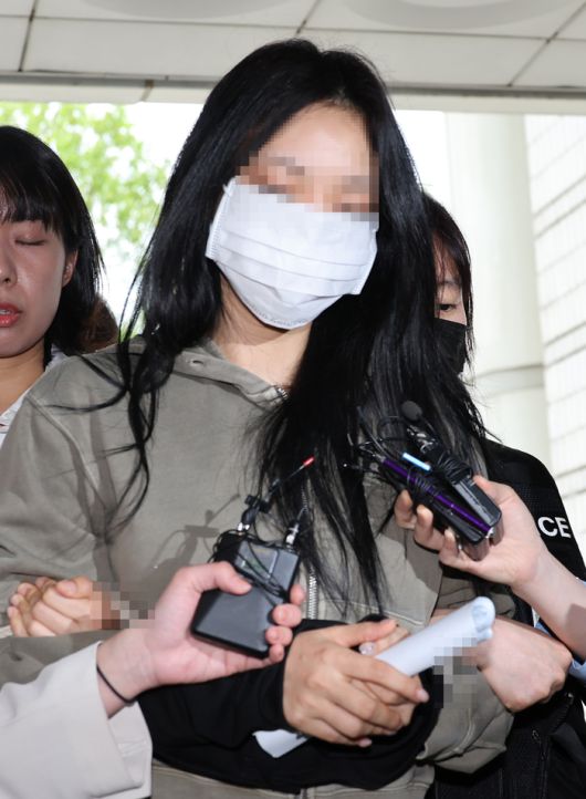 손흥민의 아이를 임신했다고 주장하며 돈을 뜯어내려 한 20대 여성 양모씨가 17일 영장실질심사를 받기 위해 서울중앙지법에 들어서고 있다. 2025.5.17 연합뉴스