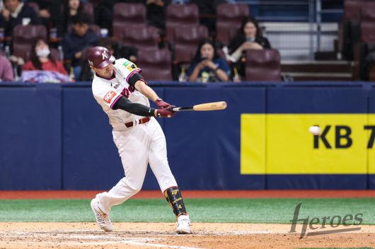 키움 카디네스가 6일 서울 고척스카이돔에서 열린 2025 KBO리그 정규시즌 NC전에서 스윙하고 있다. 사진 | 키움 히어로즈