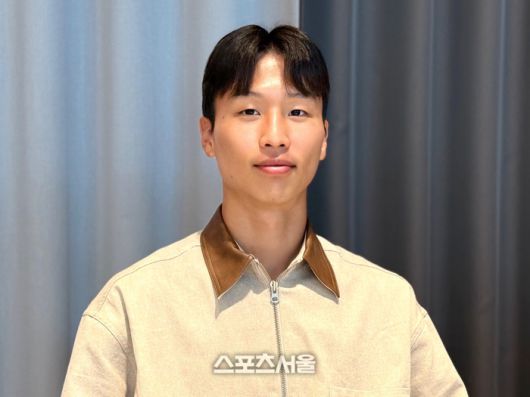 스완지 시티의 엄지성이 지난 15일 본지와 만나 인터뷰한 뒤 사진 촬영에 임하고 있다.정다워 기자