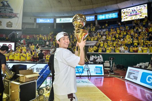창원 LG 양준석이 17일 잠실학생체육관에서 열린 2024~2025 KCC 프로농구 챔피언결정전 7차전 SK전 승리로 우승을 차지한 후 트로피를 들고 환하게 웃고 있다. 사진 | KBL