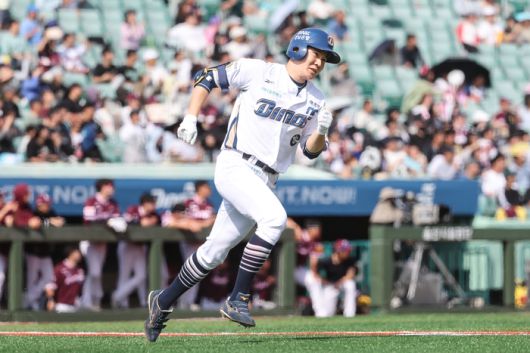 박민우가 18일 울산 문수구장에서 열린 키움과의 경기에서 6회말 3루타를 치고 그라운드를 뛰고 있다. 사진 | NC 다이노스