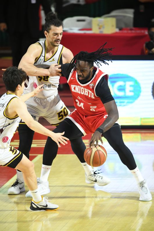 서울 SK 자밀 워니가 17일 잠실학생체육관에서 열린 2024~2025 KCC 프로농구 챔피언결정전 7차전 LG와 경기에서 아셈 마레이의 수비를 뚫고 공격을 시도하고 있다. 사진 | KBL