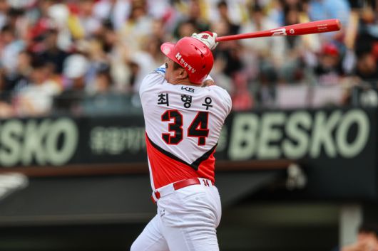 KIA 최형우가 17일 광주-기아 챔피언스 필드에서 열린 2025 KBO리그 정규시즌 두산과 더블헤더 1차전 3회말 투런 홈런을 치고 있다. 사진 | KIA 타이거즈