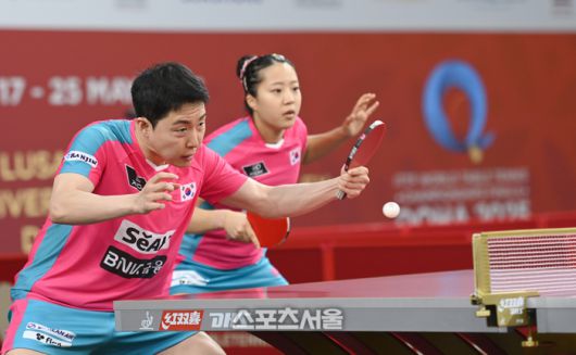 임종훈, 신유빈이 18일 카타르 도하 카타르대학교 스포츠 콤플렉스에서 열린 2025 국제탁구연맹(ITTF) 세계선수권대회 혼성복식 64강 홍콩 챈 볼드윈, 주청주 조와 경기를 펼치고 있다. 도하(카타르) | 최승섭기자 thunder@sportsseoul.com