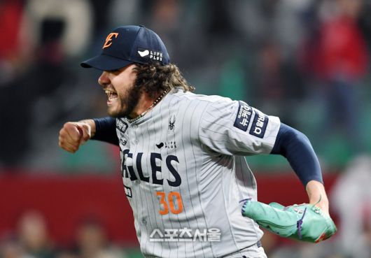 한화 선발투수 폰세가 15일 인천SSG랜더스필드에서 열린 2025 KBO리그 SSG와 경기 7회말 2사 SSG 오태곤을 삼진으로 잡아내며 이닝을 마치면서 포효하고 있다. 폰세는 7이닝 1피안타 12탈삼진의 호투를 펼쳤다. 문학 | 박진업 기자 upandup@sportsseoul.com