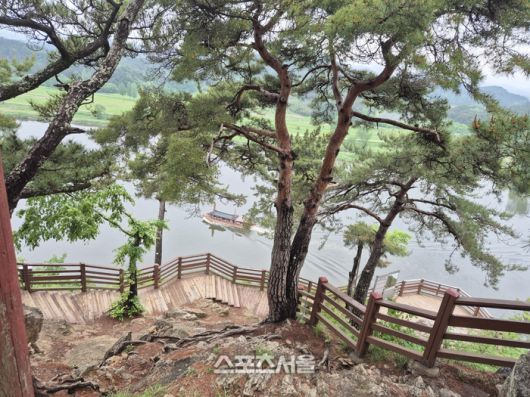 낙화암에서 바라본 백마강과  황포돛단배