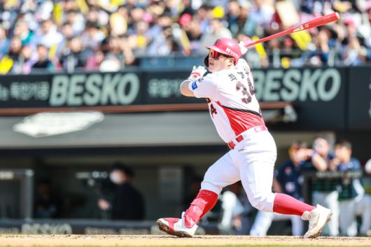 KIA 최형우가 18일 광주-기아 챔피언스 필드에서 열린 2025 KBO리그 정규시즌 두산전서 안타를 치고 있다. 사진 | KIA 타이거즈