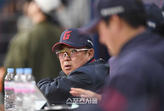롯데 김태형 감독이 18일 고척스카이돔에서 열린 2025 KBO리그 시범경기 키움과 경기 도중 선수들과 이야기를 나누고 있다. 고척 | 최승섭기자 thunder@sportsseoul.com
