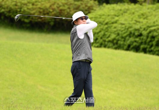 대한축구협회 정몽규 회장이 19일 경기도 용인 코리아CC에서 열린 ‘2025 축구인 골프대회’에서 티샷을 하고 있다. ‘축구인 골프대회’는 대한축구협회, 한국프로축구연맹, 울산 HD, 포항스틸러스가 주최하고 스포츠서울, 스포츠조선, 일간스포츠, 스포츠경향, 스포츠동아, 세계비즈앤스포츠월드 등 스포츠전문 미디어 6개사가 후원한다. 2025. 5. 19. 용인 | 박진업 기자 upandup@sportsseoul.com