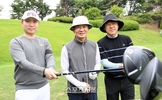 유승민 대한체육회장(왼쪽)과 정몽규 대한축구협회장(가운데), 신태용 대한축구협회 부회장이 19일 경기도 용인 코리아CC에서 열린 ‘2025 축구인 골프대회’에서 기념촬영을 하고 있다. ‘축구인 골프대회’는 대한축구협회, 한국프로축구연맹, 울산 HD, 포항스틸러스가 주최하고 스포츠서울, 스포츠조선, 일간스포츠, 스포츠경향, 스포츠동아, 세계비즈앤스포츠월드 등 스포츠전문 미디어 6개사가 후원한다. 2025. 5. 19. 용인 | 박진업 기자 upandup@sportsseoul.com