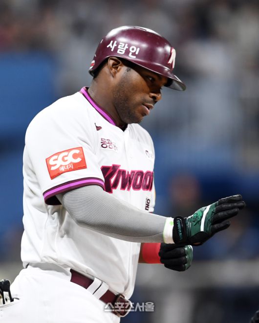 키움 푸이그가 고척스카이돔에서 열린 2025 KBO리그 두산과 경기에서 홈런을 때린 후 베이스를 돌고 있다. 고척 | 박진업 기자 upandup@sportsseoul.com