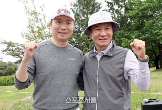유승민 대한체육회장(왼쪽)과 정몽규 대한축구협회장이 19일 경기도 용인 코리아CC에서 열린 ‘2025 축구인 골프대회’에서 기념촬영을 하고 있다. ‘축구인 골프대회’는 대한축구협회, 한국프로축구연맹, 울산 HD, 포항스틸러스가 주최하고 스포츠서울, 스포츠조선, 일간스포츠, 스포츠경향, 스포츠동아, 세계비즈앤스포츠월드 등 스포츠전문 미디어 6개사가 후원한다. 2025. 5. 19. 용인 | 박진업 기자 upandup@sportsseoul.com