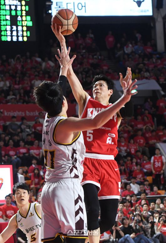 SK 김선형(오른쪽)이 LG 허일영의 수비를 피해 슛을 하고 있다. 잠실학생 | 박진업 기자 upandup@sportsseoul.com