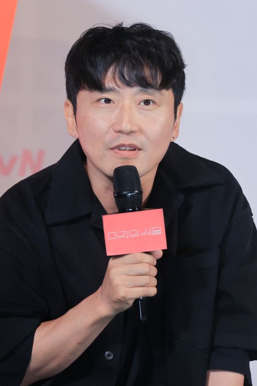 박신우 연출이 21일 서울 영등포구 CGV 영등포에서 열린 tvN 드라마 ‘미지의 서울’ 제작발표회에서 인사말을 하고 있다. 사진 | 연합뉴스