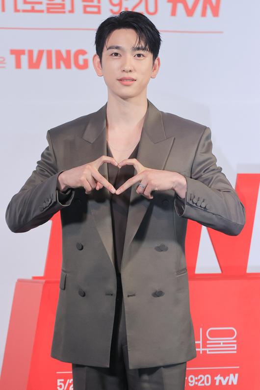 배우 박진영이 21일 서울 영등포구 CGV 영등포에서 열린 tvN 드라마 ‘미지의 서울’ 제작발표회에서 포즈를 취하고 있다. 사진 | 연합뉴스