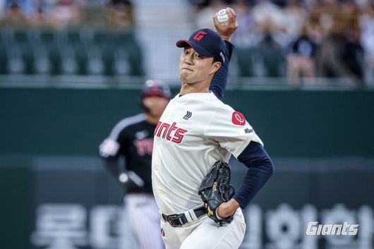 롯데 윤성빈이 20일 부산 사직구장에서 열린 2025 KBO리그 정규시즌 LG전에서 선발 등판해 역투하고 있다. 사진 | 롯데 자이언츠