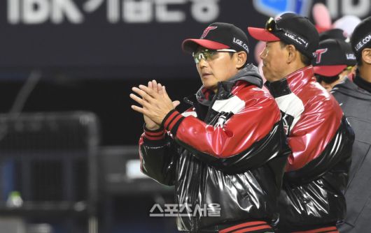 LG 염경엽 감독이 25일 잠실구장에서 열린 2025 KBO리그 한화와 경기에서 5-0으로 승리하고 개막 3연승을 기록한 선수들에게 박수를 보내고 있다. 잠실 | 박진업 기자 upandup@sportsseoul.com
