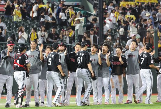 LG가 20일 부산 사직구장에서 열린 2025 KBO리그 정규시즌 롯데전 승리 후 하이파이브 하고 있다. 사진 | 연합뉴스