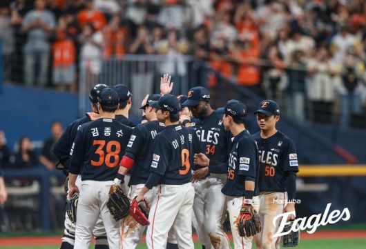 한화 선수들이 11일 고척스카이돔에서 열린 2025 KBO리그 정규시즌 키움전 승리 후 하이파이브를 하고 있다. 사진 | 한화 이글스