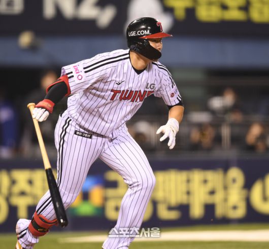 LG 홍창기가 15일 잠실구장에서 열린 2025 KBO리그 삼성과 경기 5회말 무사1루 병살타를 치고 있다. 잠실 | 최승섭기자 thunder@sportsseoul.com