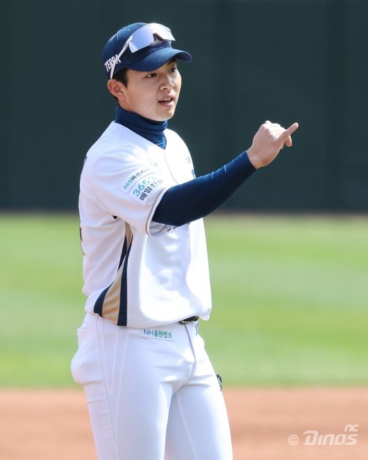 NC 김휘집이 부산 사직구장에서 열린 2025 KBO리그 정규시즌 롯데전서 수비에 나서고 있다. 사진 | NC 다이노스