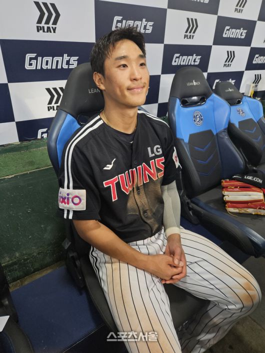 LG 송찬의가 20일 부산 사직구장에서 열린 2025 KBO리그 정규시즌 롯데전 승리 후 인터뷰에 응하고 있다. 사직 | 강윤식 기자 skywalker@sportsseoul.com