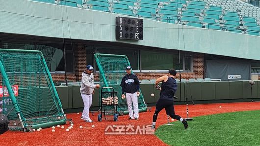 이호준 감독이 김휘집에게 직접 티볼을 던져주며 훈련을 함께 하고 있다. 울산=김민규 기자 kmg@sportsseoul.com