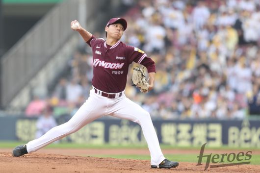 키움 하영민이 15일 잠실구장에서 열린 2025 KBO리그 LG전에 선발 등판해 역투하고 있다. 사진 | 키움 히어로즈