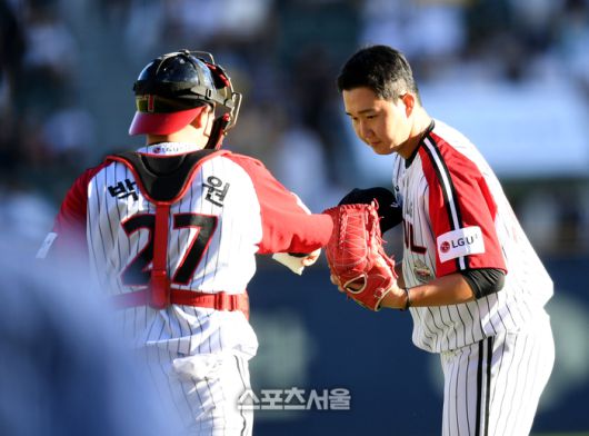 LG 투수 유영찬이 22일 잠실구장에서 열린 2024 KBO리그 두산과 경기 후 포수 박동원과 하이파이브를 하고 있다. 잠실 | 최승섭기자 thunder@sportsseoul.com