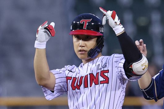 LG 구본혁이 22일 서울 잠실구장에서 열린 2025 KBO리그 정규시즌 NC전서 안타를 친 후 세리머니하고 있다. 사진 | 연합뉴스