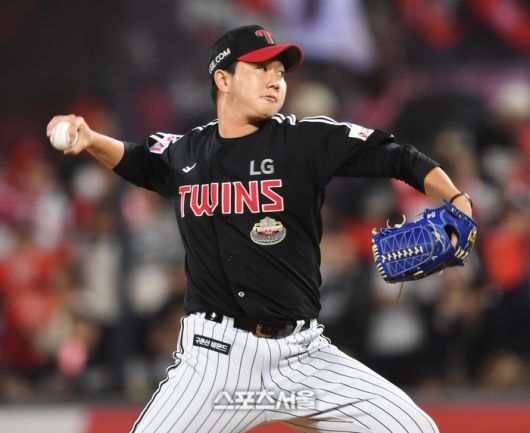 LG 투수 유영찬이 8일 수원케이티위즈파크에서 열린 KT와 2024 KBO리그 준플레이오프 3차전 9회 역투하고 있다. 수원 | 최승섭기자 thunder@sportsseoul.com