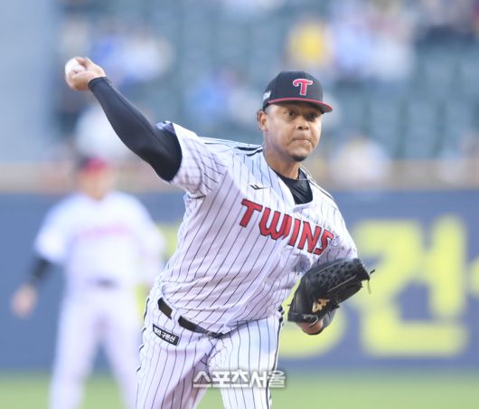 LG 선발투수 에르난데스가 15일 잠실구장에서 열린 2025 KBO리그 삼성과 경기에서 역투하고 있다. 잠실 | 최승섭기자 thunder@sportsseoul.com