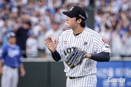 롯데 이민석이 17일 부산 사직구장에서 열린 2025 KBO리그 정규시즌 삼성과 더블헤더 2차전서 이닝을 마치고 내려가고 있다. 사진 | 롯데 자이언츠