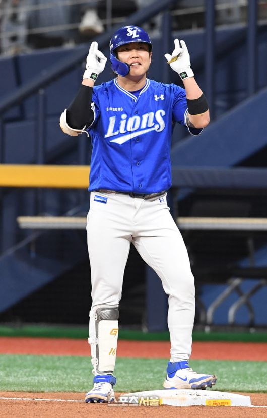 삼성 류지혁이 21일 고척스카이돔에서 열린 2025 KBO리그 키움과 경기 4회초 2사 2,3루 상황에서 키움 선발 하영민을 상대로 2타점 적시타를 치고 세리머니를 하고 있다. 고척 | 박진업 기자 upandup@sportsseoul.com
