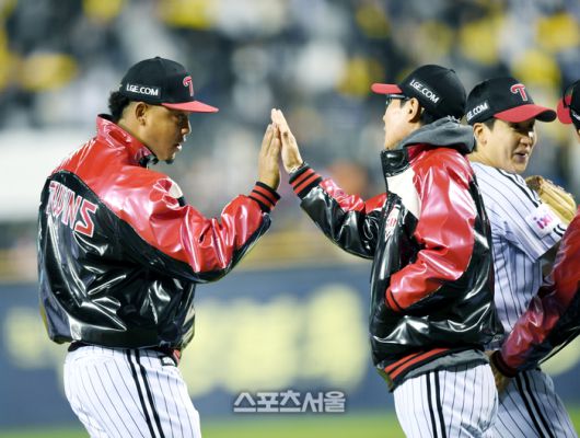 LG 선발투수 에르난데스가 15일 잠실구장에서 열린 2025 KBO리그 삼성과 경기 후 염경엽 감독과 하이파이브를 하고 있다. 잠실 | 최승섭기자 thunder@sportsseoul.com