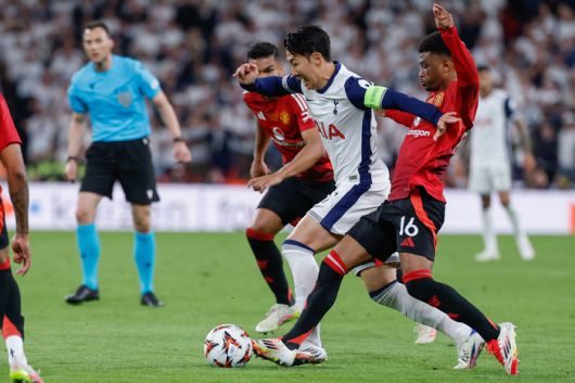 토튼텀의 손흥민이 22일 새벽(한국시간) 스페인 빌바오의 산 마메스 바리아에서 열린 맨체스터 유나이티드(맨유)와 2024~2025시즌 유럽축구연맹 유로파리그(UEL) 결승전에서 후반 교체 투입돼 드리블하고 있다. 사진 | 빌바오=AFP연합뉴스