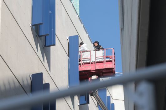 창원NC파크 구조물 추락사고로 관중이 숨진 사고와 관련 경찰과 국립과학수사연구원 등이 고소작업차를 타고 현장 합동 감식을 진행하고 있다. 사진 | 창원=연합뉴스