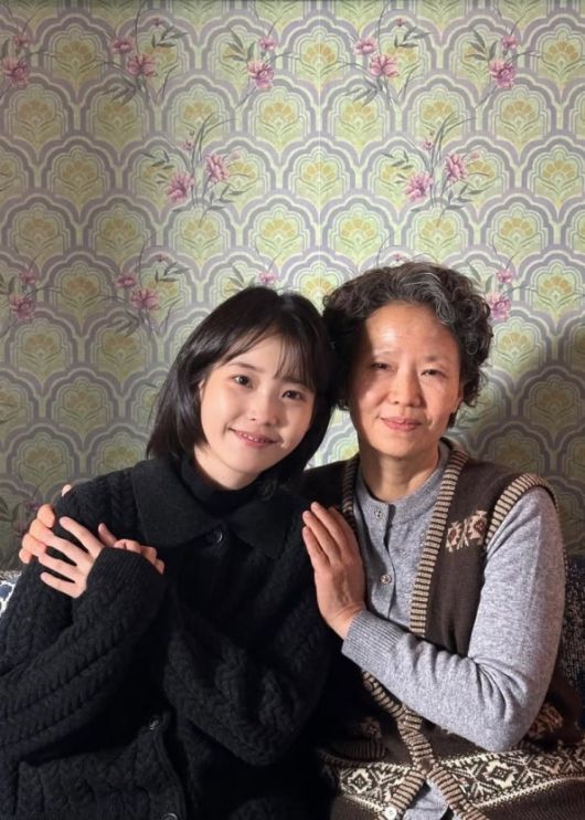 아이유, 배우 오민애. 사진|SNS