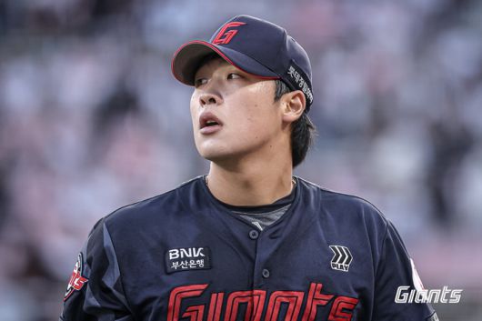 롯데 이민석이 11일 수원케이티위즈파크에서 열린 2025 KBO리그 정규시즌 KT와 더블헤더 2차잔서 이닝을 마치고 내려오고 있다. 사진 | 롯데 자이언츠