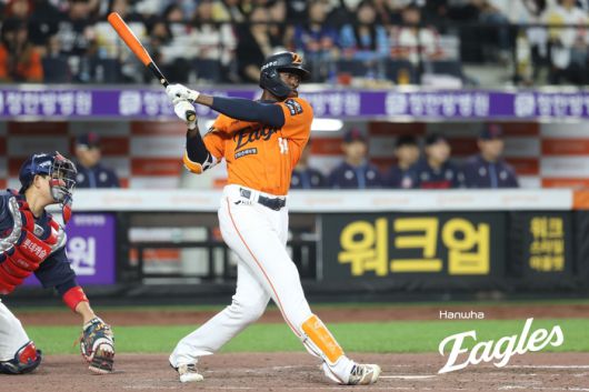 한화 플로리얼이 23일 대전 한화생명 볼파크에서 열린 2025 KBO리그 정규시즌 롯데전에서 안타를 때리고 있다. 사진 | 한화 이글스