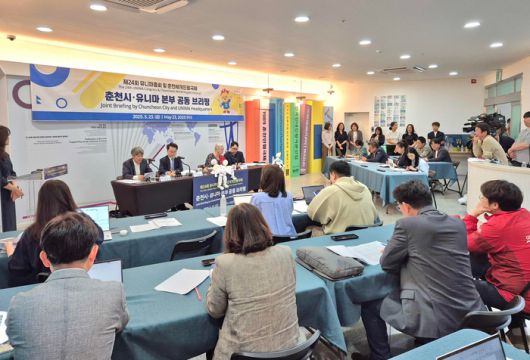 육동한 춘천시장과 캐런 스미스 유니마(UNIMA, 국제인형극연맹) 본부 회장이 23일 춘천인형극박물관에서 공동브리핑을 하고 있다.  사진|춘천시청