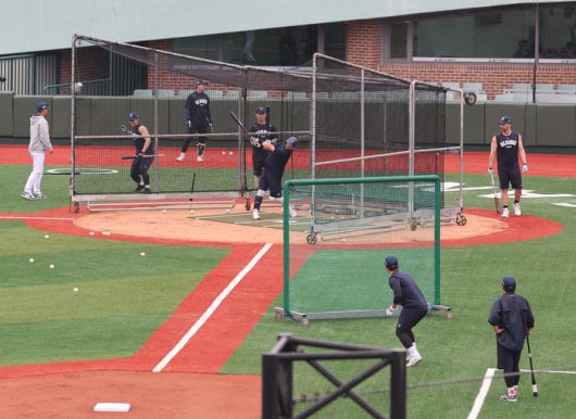 NC 선수들이 16일 울산 문수구장에서 2025 KBO리그 키움전에 앞서 훈련하고 있다. 사진 | 울산=연합뉴스
