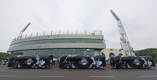 NC 임시 홈구장 울산 문수구장 앞에 NC 구단 버스가 서 있다. 사진 | 창원=연합뉴스
