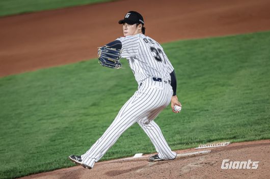 롯데 이민석이 17일 부산 사직구장에서 열린 2025 KBO리그 정규시즌 삼성과 더블헤더 2차전서 선발 등판해 역투하고 있다. 사진 | 롯데 자이언츠