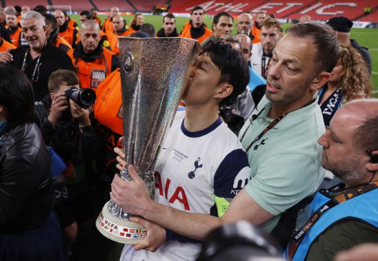 손흥민이 유로파리그 우승 후 트로피에 입을 맞추고 있다. 사진 | 빌바오=로이터연합뉴스