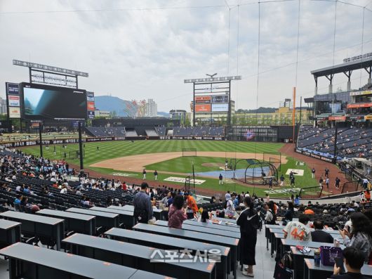23일 대전 한화생명 이글스파크에서 열린 2025 KBO리그 정규시즌 롯데와 한화의 경기가 열린 가운데 경기 전 일찌감치 팬들이 야구장에 입장해 선수단 훈련을 지켜보고 있다. 대전 | 김동영 기자 raining99@sportsseoul.com